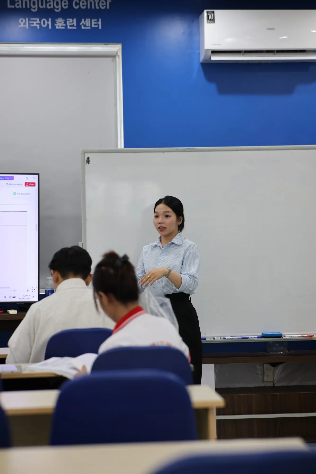 Giáo viên giảng bài trong lớp tiếng Hàn tại trung tâm SEIU Cần Thơ