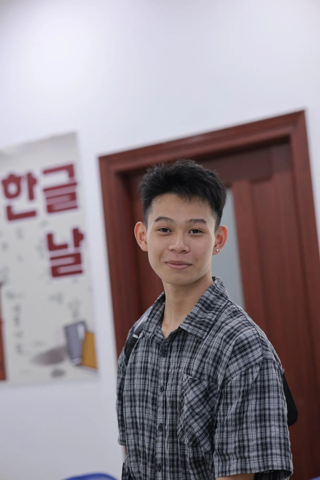 Học viên SEIU bên poster Ngày Hangeul 한글날 tại trung tâm