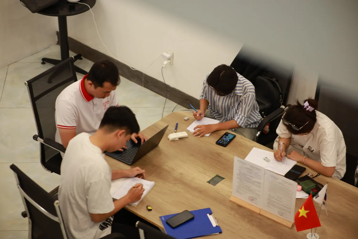 Học viên SEIU làm bài tập tiếng Hàn tại bàn học ở trung tâm