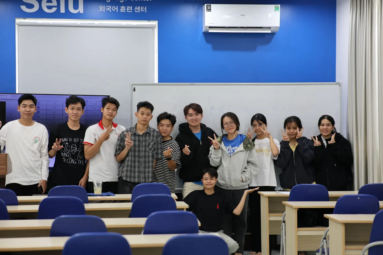 Tập thể học viên lớp tiếng Hàn SEIU chụp ảnh trong phòng học