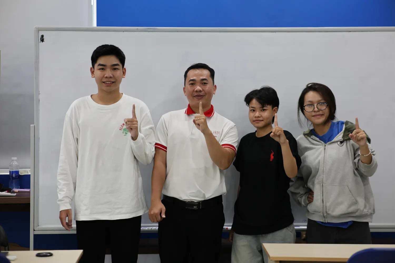 Thầy Lê Trí Bửu cùng học viên SEIU trong lớp tiếng Hàn