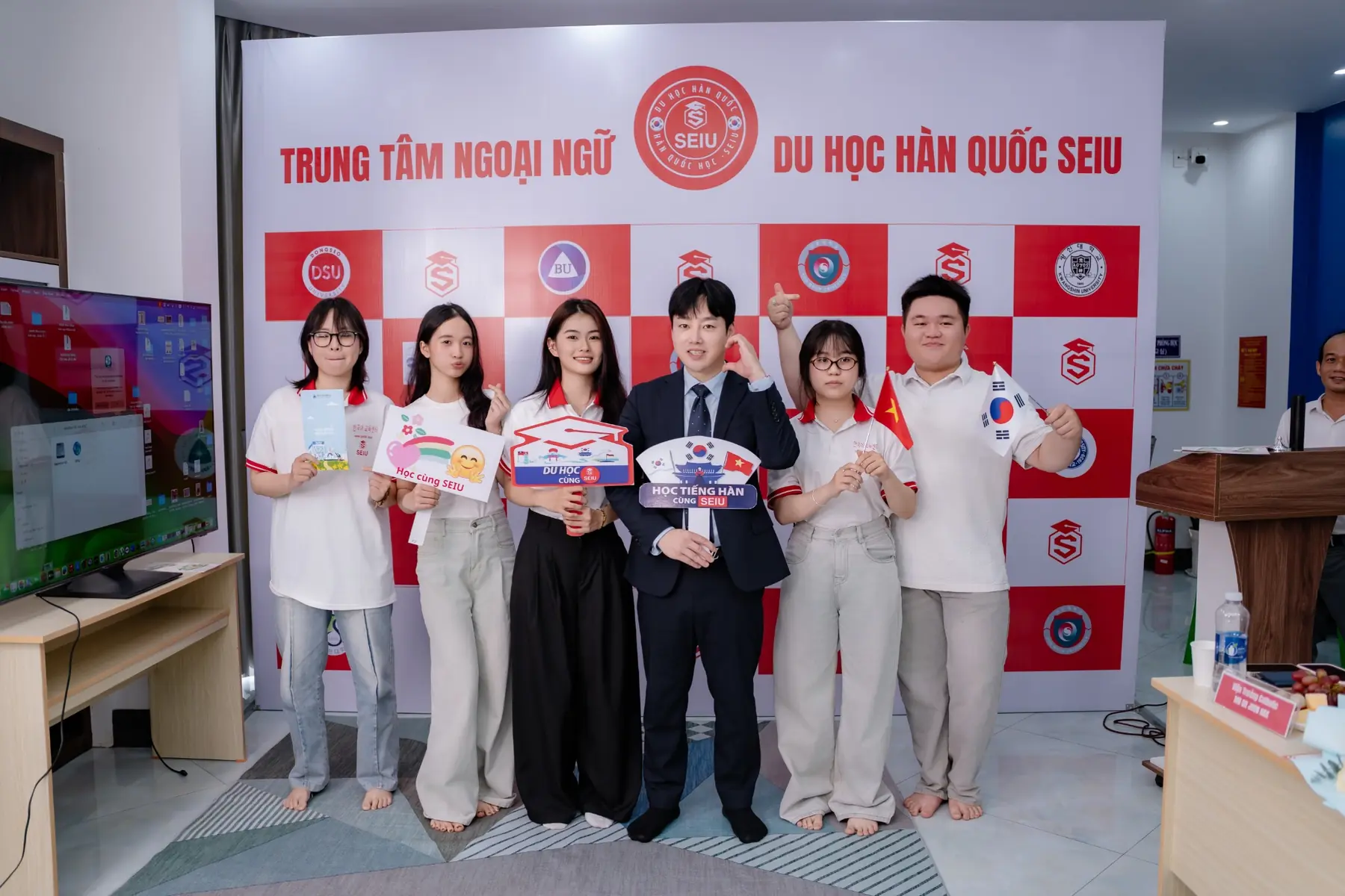 Học viên SEIU ôn TOPIK 2 và nhận kết quả học tập