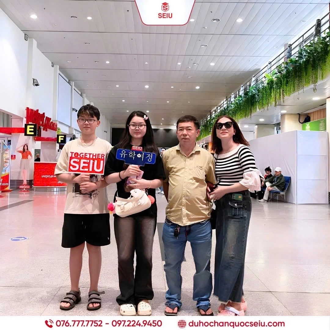 Gia đình đồng hành cùng học viên tại sân bay